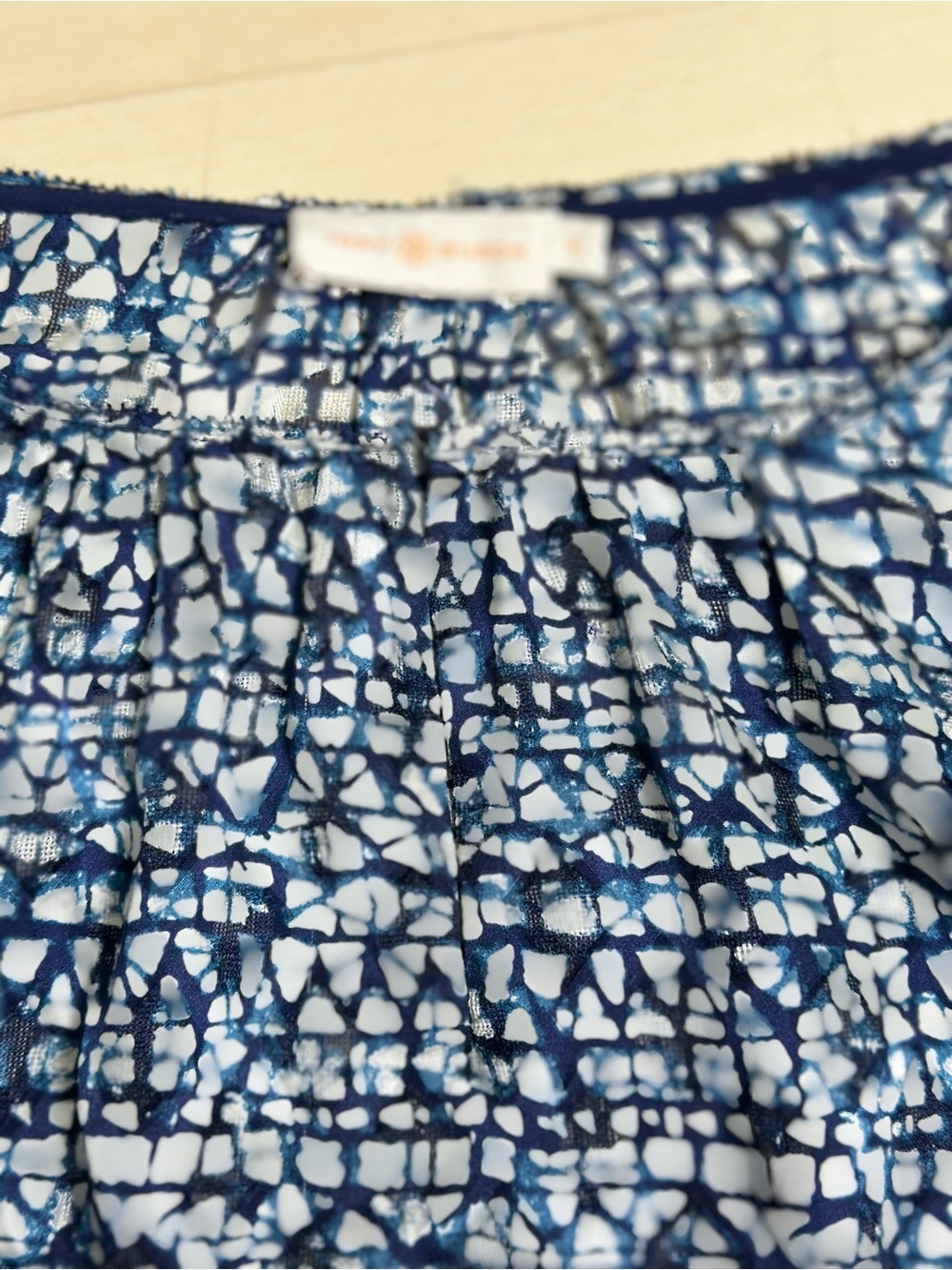 Tory Burch Silk Printed Honeycomb Blouse Top Sz 6 long sleeves geometric - Picture 4 of 8